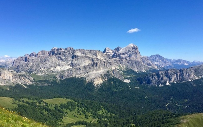 Vista verso le Dolomiti d'Ampezzo. Area in cui il progetto prevede di creare un collegamento tra le Cinque Torri e Alleghe